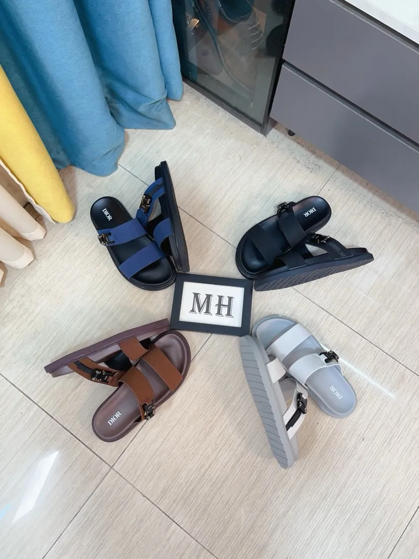 Men's Men's Shoes 💰320🌸🌸Dior Aqua Men's Sandals Slippers. Showcasing Dior haute couture design. The Dior gray suede strap is accented with an aluminum Dior buckle for added style. Paired with a comfortable tonal notch sole, they pair easily with shorts or jeans for a sophisticated look. Main body: suede cow leather, technical fabric lining: cow leather, with adjustable straps, aluminum Dior buckle, Dior gray EVA insole, tonal notch rubber outsole splicing structure👌👌size: 38-44 (45.46 customized)